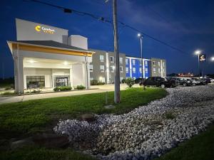 a building with cars parked in a parking lot at Comfort Suites Jackson-Cape Girardeau in Jackson