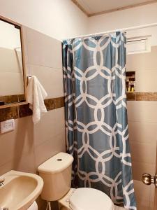 uma casa de banho com um WC e uma cortina de chuveiro em VILLA CRISTAL em Santa Helena