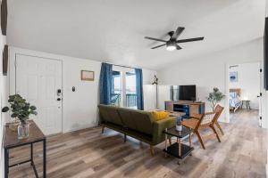 uma sala de estar com um sofá e uma ventoinha de tecto em Starlight Horizon M - The Jackrabbit em Canyon Lake