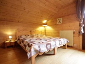 a bedroom with a bed in a log cabin at Appartement Morzine, 3 pièces, 6 personnes - FR-1-754-54 in Morzine