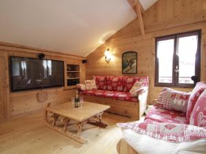 a living room with a red couch and a table at Appartement Morzine, 3 pièces, 6 personnes - FR-1-754-54 in Morzine
