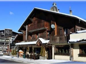 a large wooden building with a balcony on it at Appartement Morzine, 3 pièces, 6 personnes - FR-1-754-54 in Morzine