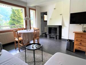a living room with a table and a fireplace at Appartement Morzine, 2 pièces, 4 personnes - FR-1-754-53 in Morzine