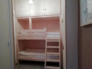 a couple of bunk beds in a room at Appartement Morzine, 2 pièces, 4 personnes - FR-1-754-53 in Morzine