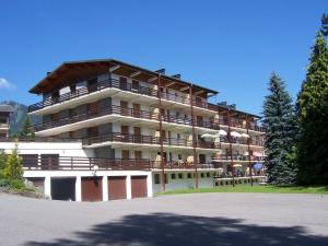 a large apartment building with a lot of balconies at Appartement Morzine, 2 pièces, 4 personnes - FR-1-754-53 in Morzine