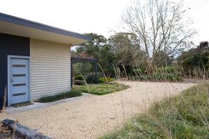 GlenorieにあるThe Follyの玄関と砂利道のある家