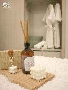 eine Flasche Honig auf einem Tisch in der Unterkunft Cute Boys House คิวท์บอยส์เฮาส์ in Ban Bo Prakhon