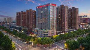 - une vue sur une ville avec de grands bâtiments dans l'établissement Hilton Garden Inn Xingtai Xiangdu District, à Ta-liang-chuang
