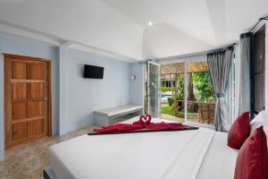1 dormitorio con 1 cama con arco rojo en Avocado Koh Samui, en Bophut 