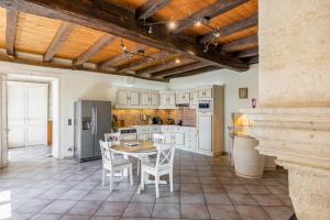 Η κουζίνα ή μικρή κουζίνα στο Domaine de Meyney