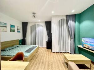 ein Schlafzimmer mit einem Bett und einer grünen Wand in der Unterkunft Homestay ocean park 2,3 in HÆ°ng YÃªn