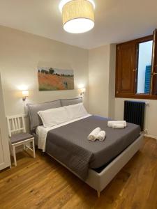 una camera da letto con un letto con due asciugamani sopra di New Residenza Dei Cerchi a Firenze