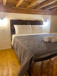 una camera da letto con un letto con due cuscini sopra di New Residenza Dei Cerchi a Firenze Altre 26 foto