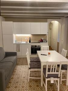 una cucina e un soggiorno con un tavolo e un divano di New Residenza Dei Cerchi a Firenze