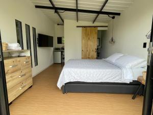 מיטה או מיטות בחדר ב-Cabaña privada cerca a Salento -Gaia Loft-
