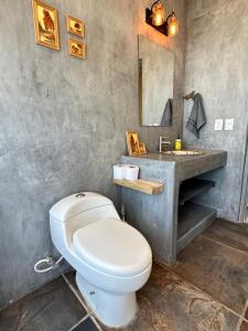 Łazienka z białą toaletą i umywalką w obiekcie Casa Jasmin Bed & Breakfast w mieście Troncones