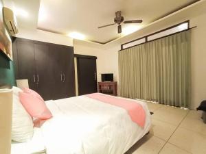 Dzawani Villa Seminyak客房内的一张或多张床位