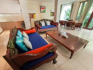 塞米亚克Dzawani Villa Seminyak的带沙发和桌子的客厅