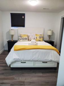 a bedroom with a large bed with a yellow blanket at Suite ravissante MYD in Milton