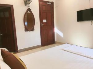 Letto o letti in una camera di Phúc Quý -149B Lê Duẩn HN - by BAY LUXURY