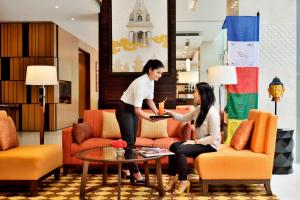 加德滿都的住宿－加德滿都萬豪費爾菲爾德酒店，两名妇女站在带桌子的大厅里