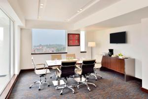 una sala de conferencias con mesa, sillas y una gran ventana en Fairfield by Marriott Kathmandu, en Katmandú