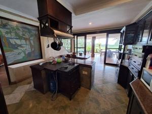 Η κουζίνα ή μικρή κουζίνα στο Dzawani Villa Ubud