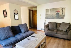 科瓦利斯的住宿－Meritage，客厅配有两张沙发和一张咖啡桌