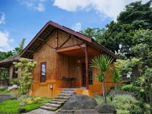Aed väljaspool majutusasutust D'Kaliurang Resort & Convention Yogyakarta