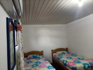 En eller flere senge i et værelse på Lilys Nias Surf Camp