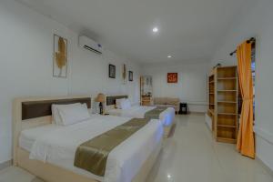 Voodi või voodid majutusasutuse D'Kaliurang Resort & Convention Yogyakarta toas