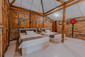 Postel nebo postele na pokoji v ubytování D'Kaliurang Resort & Convention Yogyakarta