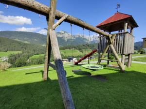 einen Spielplatz mit Schaukel und Pavillon in der Unterkunft Hefenscherbauer in Annaberg im Lammertal