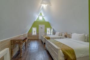 Voodi või voodid majutusasutuse D'Kaliurang Resort & Convention Yogyakarta toas