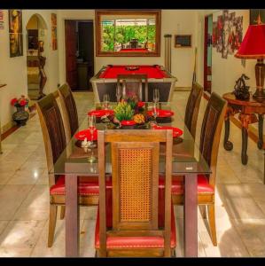 comedor con mesa, sillas y mesa de billar en Siri Villa en Jomtien Beach