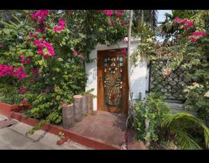 una puerta a una casa con flores rosas en Siri Villa en Jomtien Beach