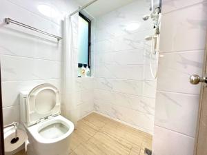 ein weißes Badezimmer mit Toilette und Dusche in der Unterkunft Central Park Tampoi 2 bedroom by Luxecocoo CK in Johor Bahru + 83 Fotos