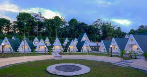 Aed väljaspool majutusasutust D'Kaliurang Resort & Convention Yogyakarta