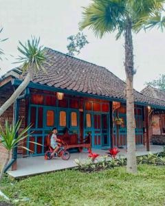 Aed väljaspool majutusasutust D'Kaliurang Resort & Convention Yogyakarta