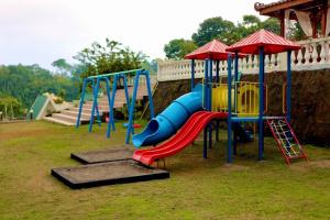 Herní místnost nebo prostor pro děti v ubytování D'Kaliurang Resort & Convention Yogyakarta