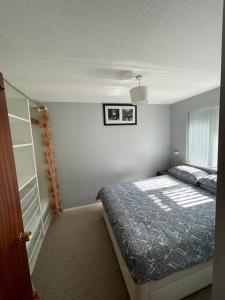1 dormitorio con cama y ventana en Harbour view, en Cowes