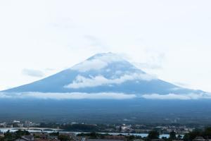 uma vista para uma montanha com nuvens no céu em Kawaguchiko Country Cottage Ban - Glamping Resort - em Fujikawaguchiko