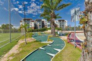 un skatepark avec un toboggan et des palmiers dans l'établissement New! Lovely And Spacious Fully Equipped Condo In Cap Cana, à Punta Cana