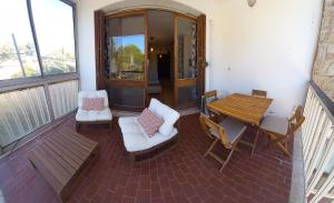 balcón con mesa, sillas, mesa y sillas en La pinède, 50 m2, 3 mn à pied des plages, lit King Size, en La Seyne-sur-Mer