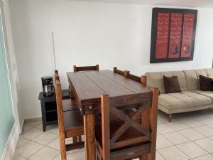 uma mesa de madeira numa sala de estar com um sofá em Casa Mel, Excelente ubicacion, seguridad em Cozumel