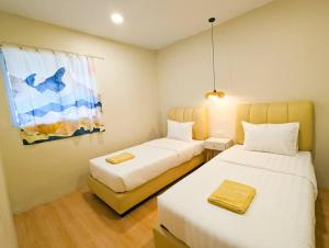 Cette petite chambre comprend 2 lits et une fenêtre. dans l'établissement Lovina A5 no 3 at Baloi Impian - Grand Batam Mall, à Nagoya