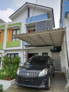 un coche aparcado frente a una casa en Imah Safina, Cozy Private Home in Padalarang en Padalarang