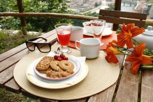 una mesa de picnic con un plato de galletas y bebidas en B&B Allo Spizzo, en Valstagna