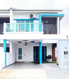 Casa blanca con columnas azules y balcón en Homestay KS Kota Bharu, en Kota Bharu 9 fotos más