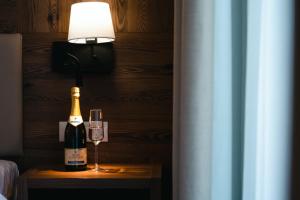 - une bouteille de champagne et un verre sur une table dans l'établissement La MOONte, à Păltiniş